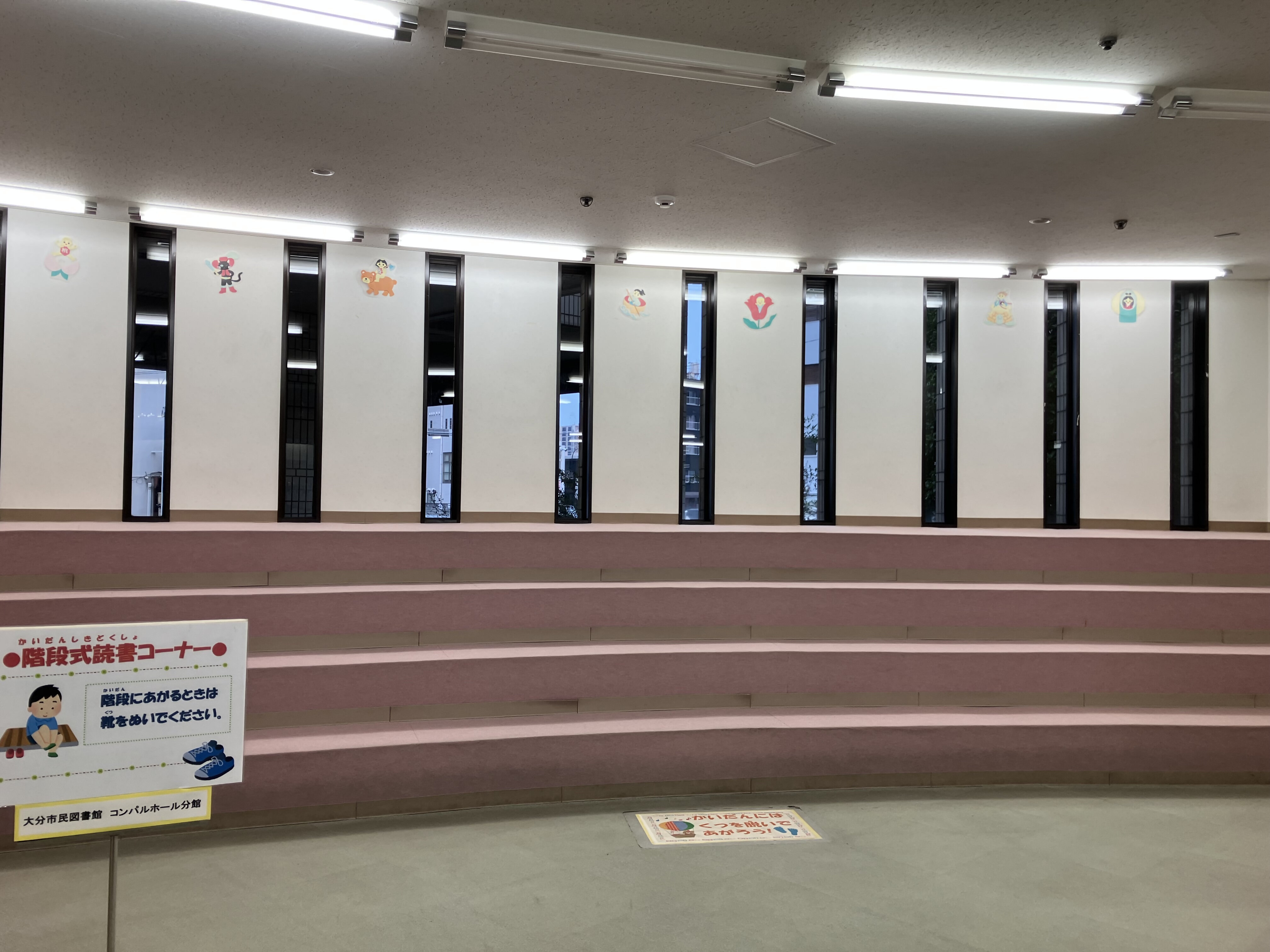 分館　階段式読書コーナー